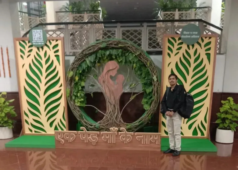 समापन सत्र के बाद मुख्यमंत्री रेखा गुप्ता के साथ फोटो खिंचवाते प्रतिभागी