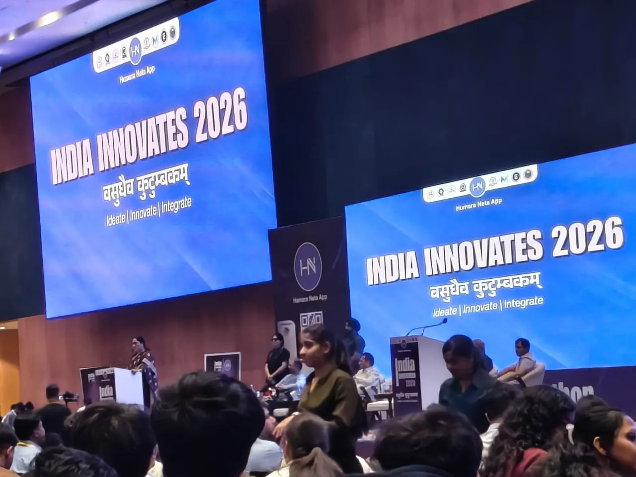 मुख्यमंत्री प्रतिभागियों को संबोधित करते हुए