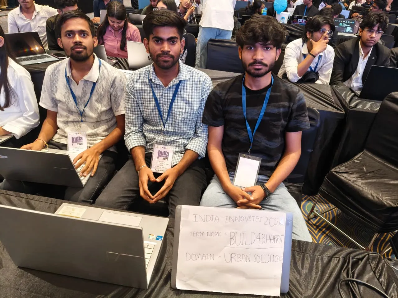 प्रेज़ेंटेशन के दौरान टीम फोटो